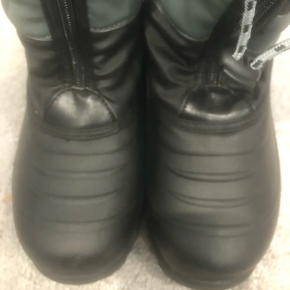Kids Khombu Black Snow Boots with Zip Front and Drawstring Closure Size 4
